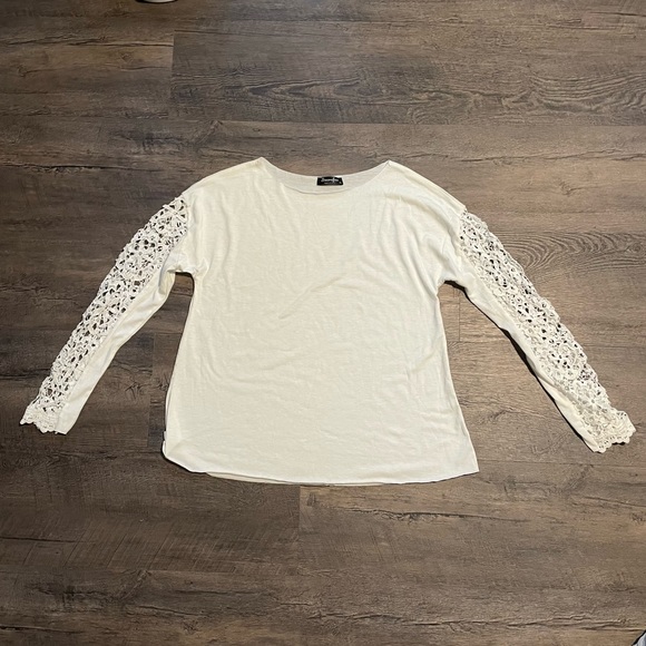 ⭐️4 for $10⭐️Crochet Lace Long Sleeve Shirt. - Picture 2 of 8